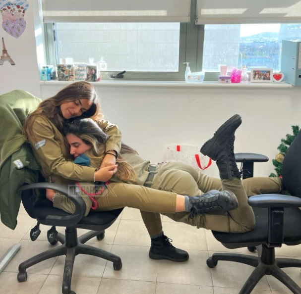 Müharibə dövründə qadın hərbçilərin bu görüntüləri tənqid olundu